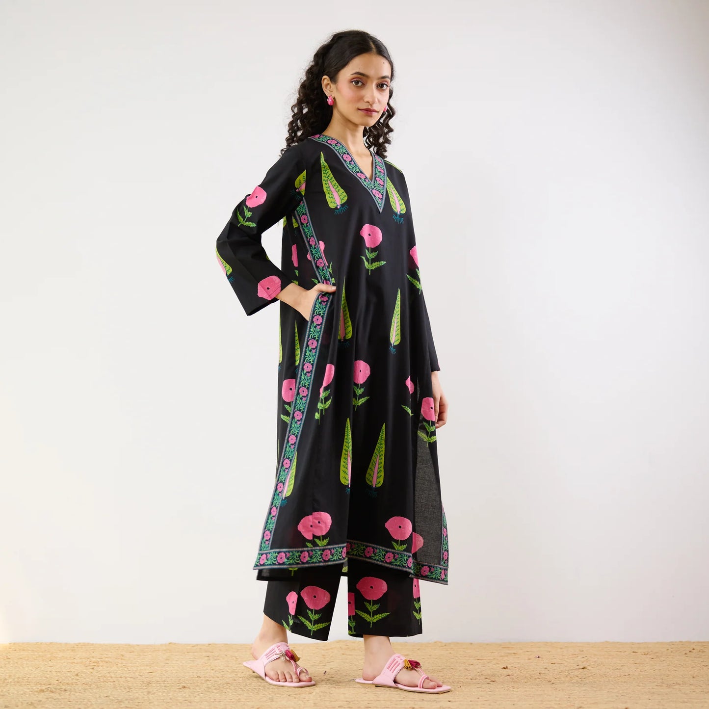 Printed V-Neck Kurta Set with Contrast Border